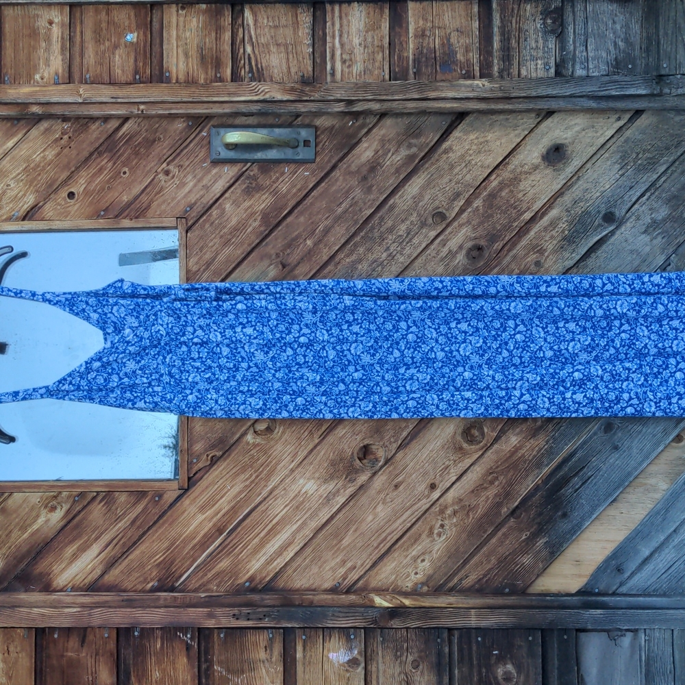 Old Navy maxi dress in blue and white floral Medium